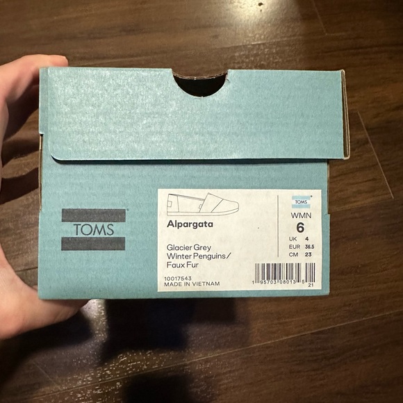 TOMS GLACIER GREY WINTER PENGUINS FAUX FUR SZ 6 - Picture 6 of 6